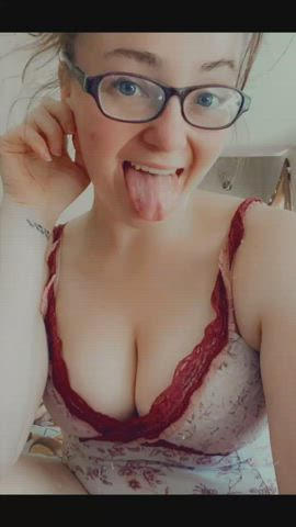 Amateur titties Bouncing boobs Cleavage Glasses MILF Tease boobies Porn GIF